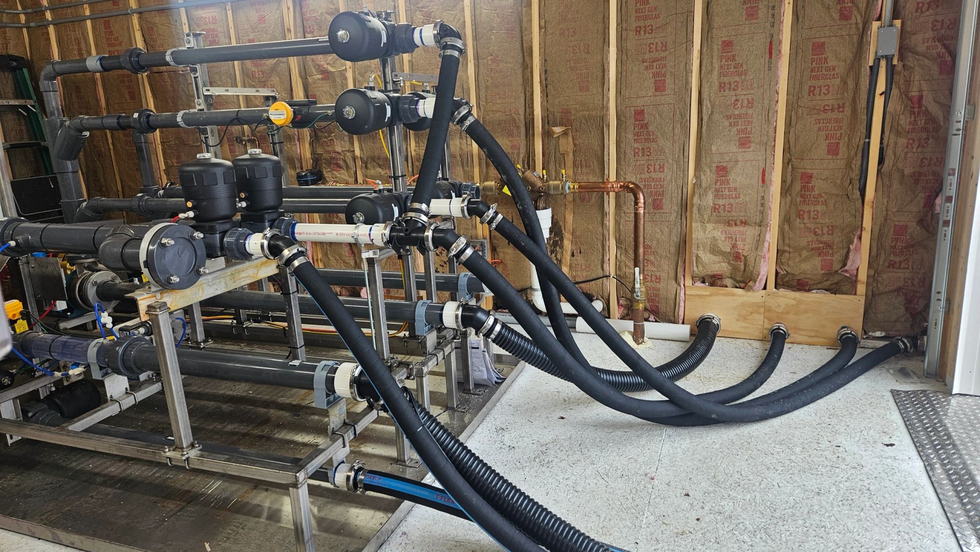Distribution manifold & fill system
